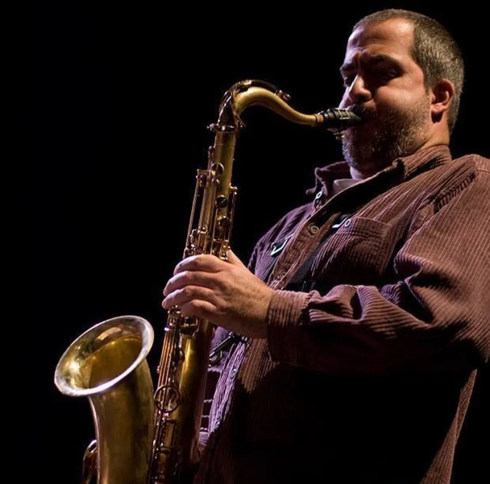 El saxofonista Rodrigo Domínguez actuará en el CAMBA junto a Santiago Leibson (piano) y Nicolás Politzer (batería) 