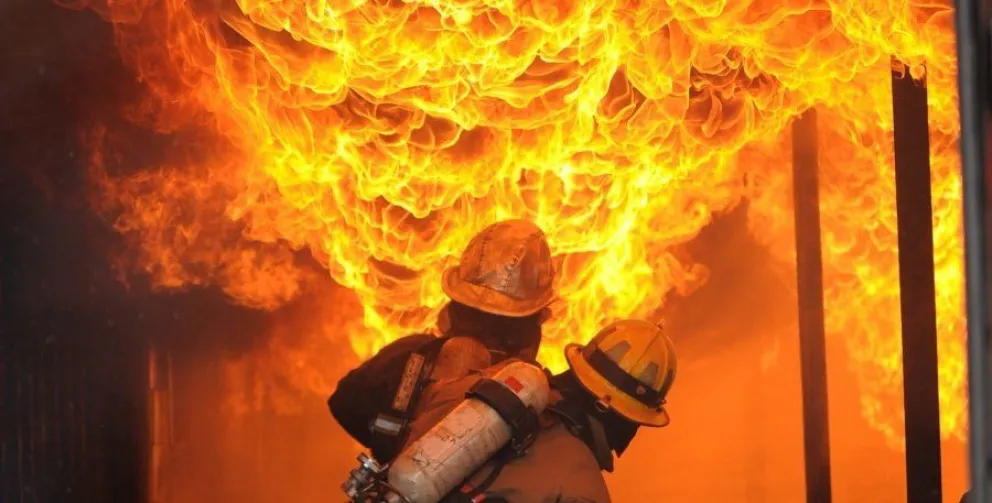 Qué sucede cuando los bomberos enfrentan un flashover del fuego