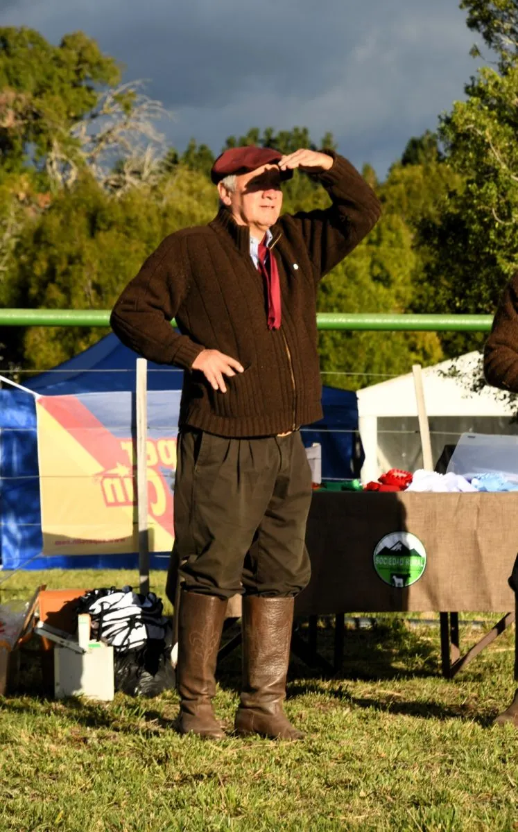 Mariano Gimenez, propietario del establecimiento, siguiendo de cerca la presentación de Estepa Horqueta