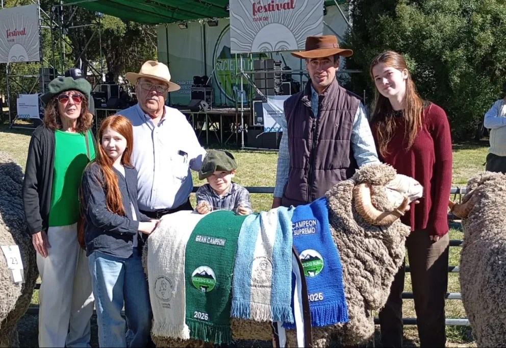 El Gran Campeón Supremo y la familia de cabañeros: Florencia Julian (padre), Julián (hijo), y la próxima generación: Constanza, Joaquina y Alfonso.