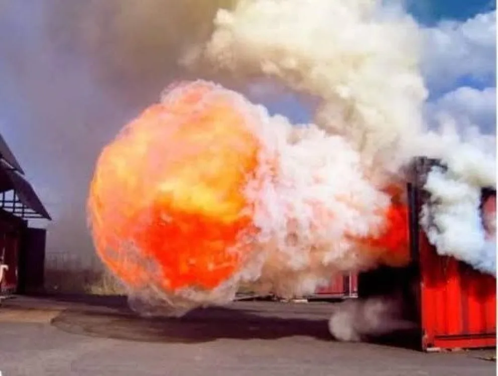 Al producirse una abertura, el fuego cobra fuerza y busca oxígeno para quemar.