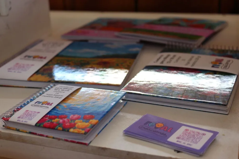 En la feria se consiguen desde cuadernos, libretas, agendas artesanales, etiquetas, etc. Todo hecho en la ciudad.