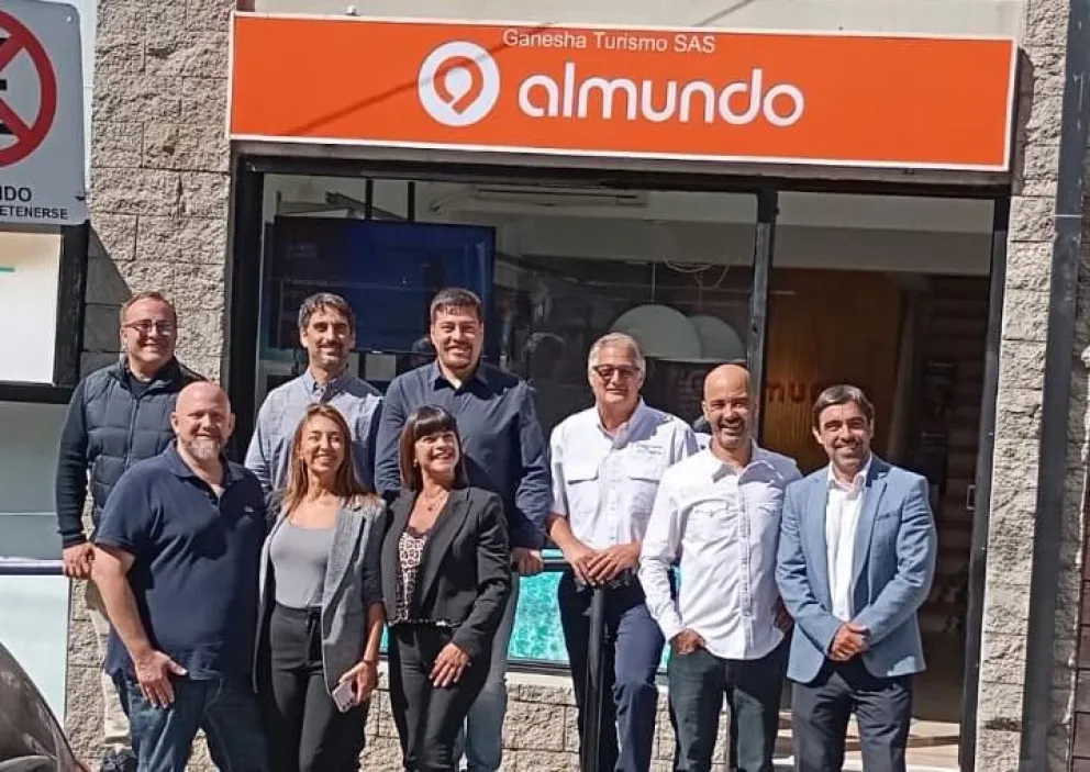 Directivos de almundo, franquiciados y referentes de Banco Patagonia y Flybondo asistieron a la inauguración