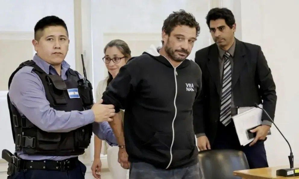 El agresor de sus padres en la audiencia (foto Euge Neme - El Cordillerano)