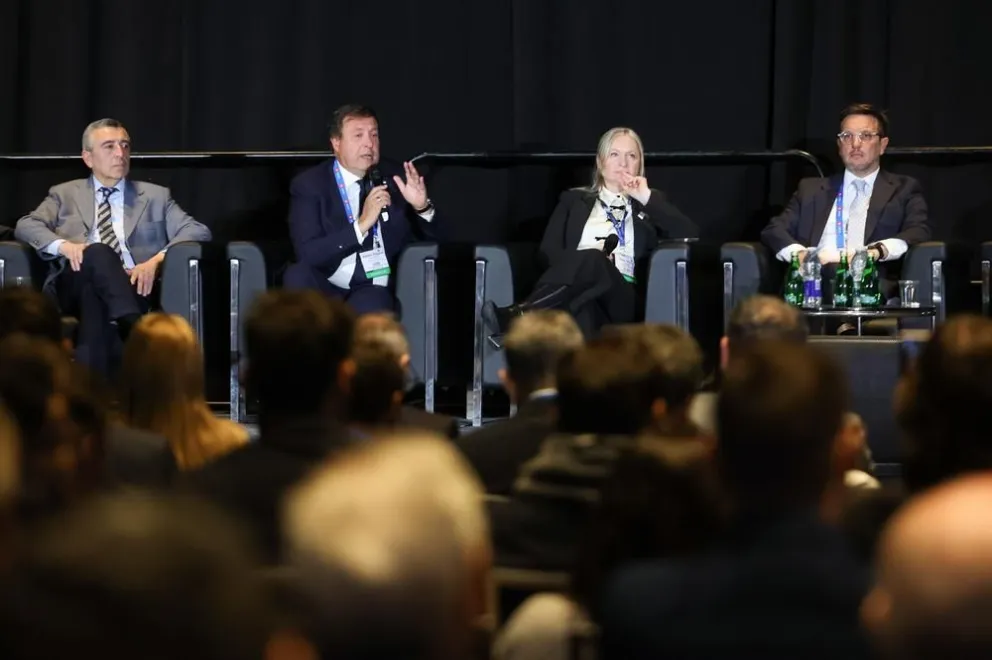El Gobernador, junto a referentes argentinos de minería, en la feria de Canadá