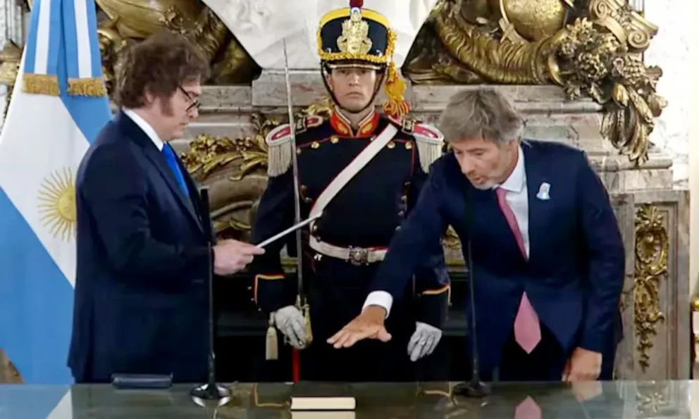 El presidente Milei le toma juramento a Mahiques