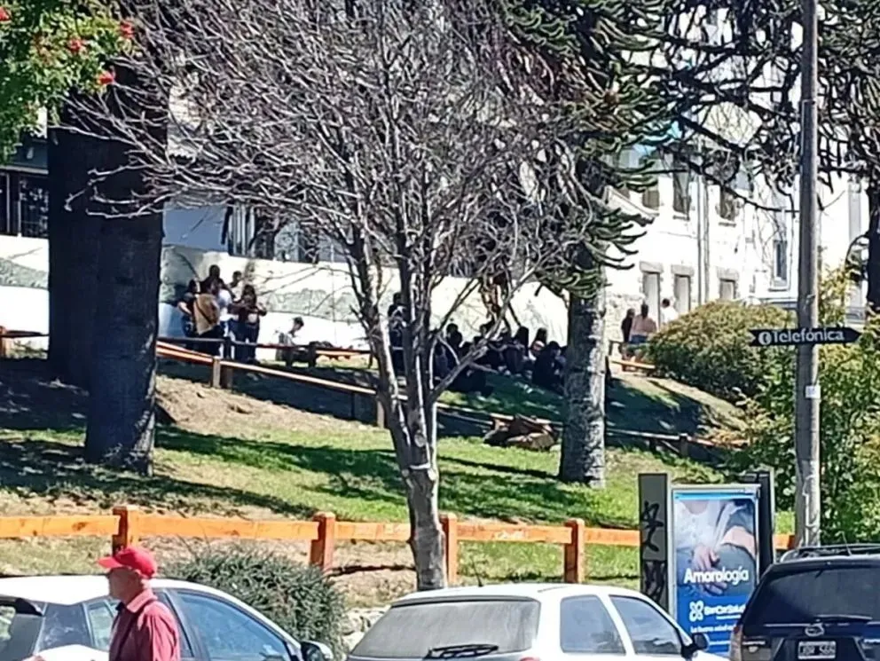 Familiares de la víctima en el hospital (foto El Cordillerano)