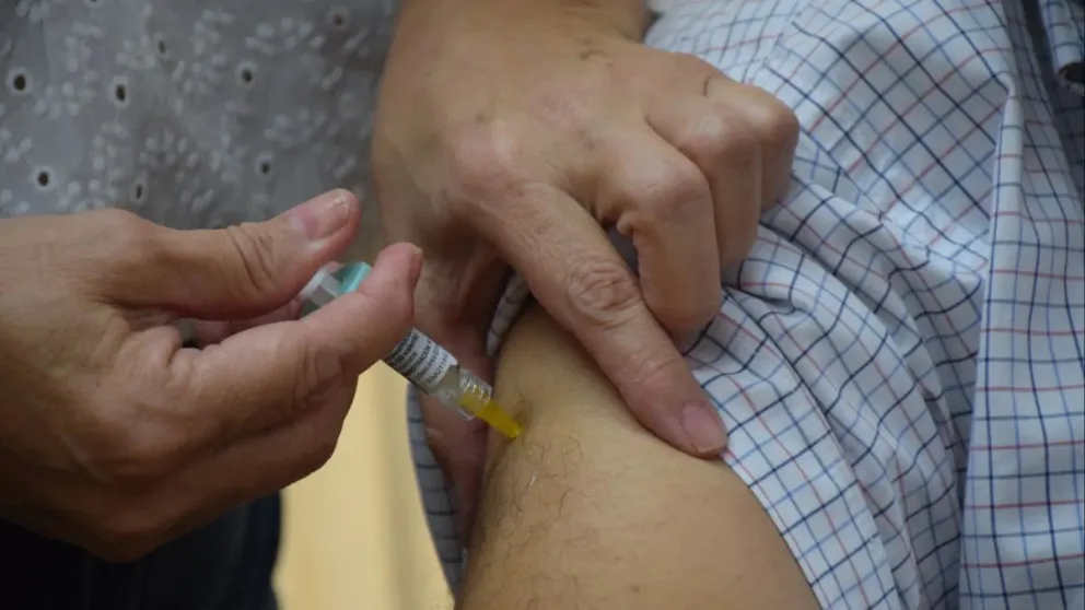 La vacuna es totalmente gratuita, voluntaria y puede aplicarse en vacunatorios y centros de salud rionegrinos. Crédito: Gobierno de Río Negro.