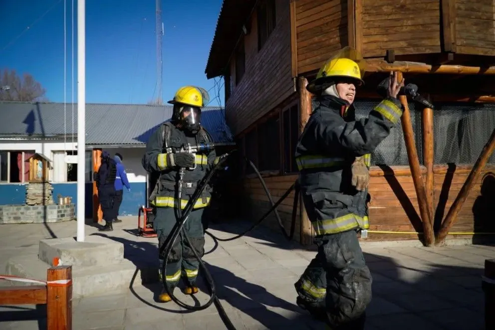 Incendio en la Comisaría 28 (foto El Cordillerano)