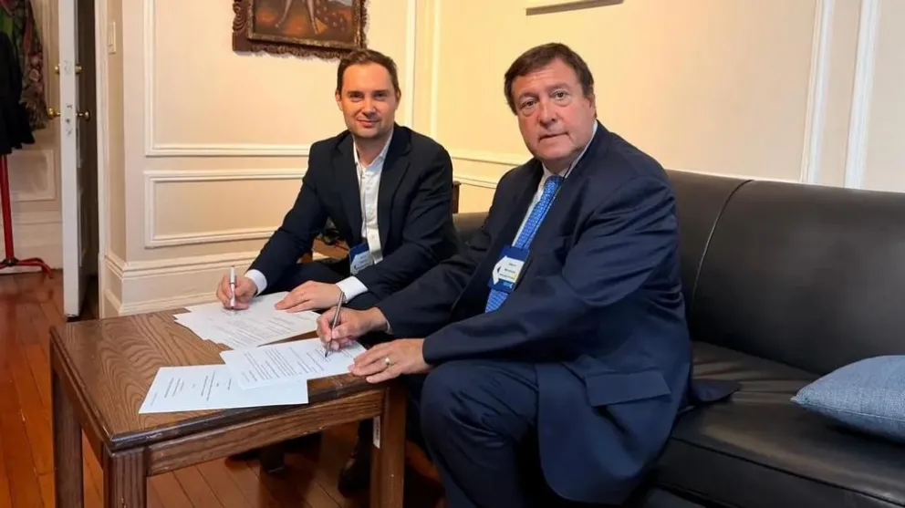 Sergio Rotondo, de American Minerals, y el gobernador Weretilneck