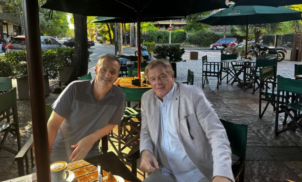 El ejecutivo de Marketing de Emprotur, Alejandro Herhán Cuñado, y Eric Guzmán