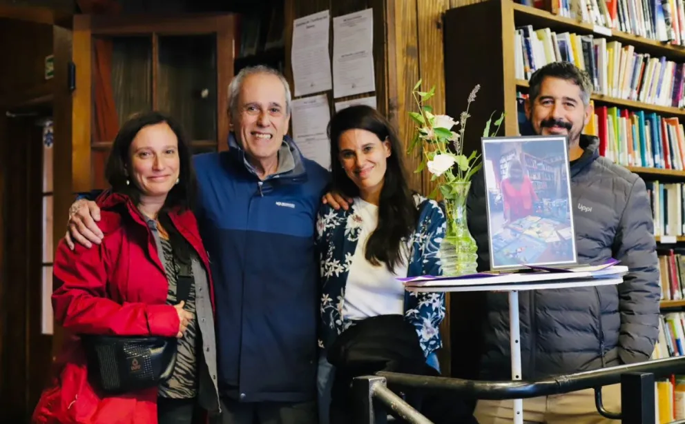 La familia de Lili Odano en la sala de lectura en la Biblioteca Sarmiento. Foto: Verónica Mazanares.