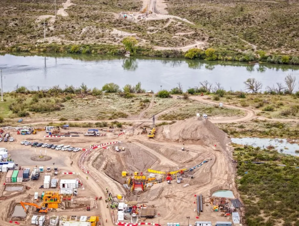 El oleoducto VMOS cruza el río Negro por un túnel