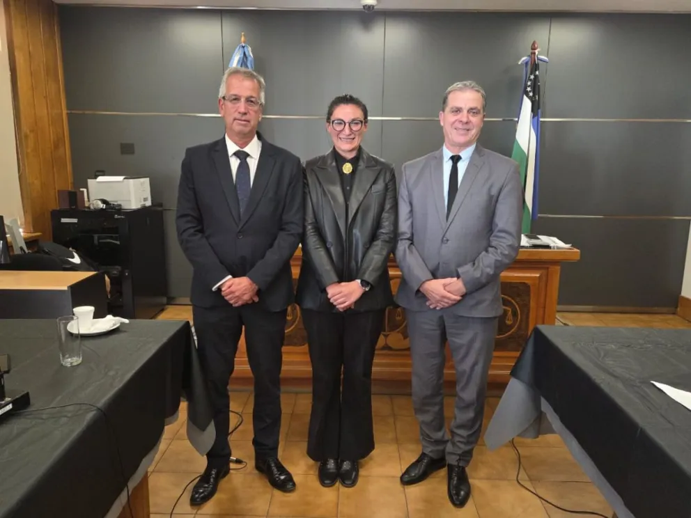 La nueva fiscal en El Bolsón, Yamila Vera, entre el procurador Jorge Crespo y el presidente del STJ Ricardo Apcarián