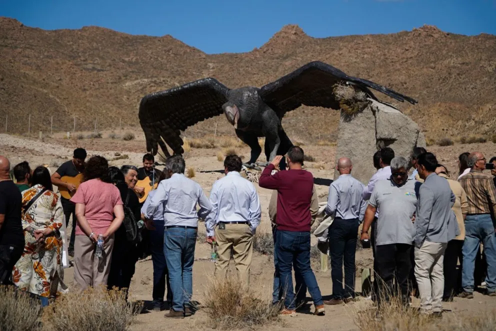 El Kelenken guillermoi y el público en el Paleoparque Comallo