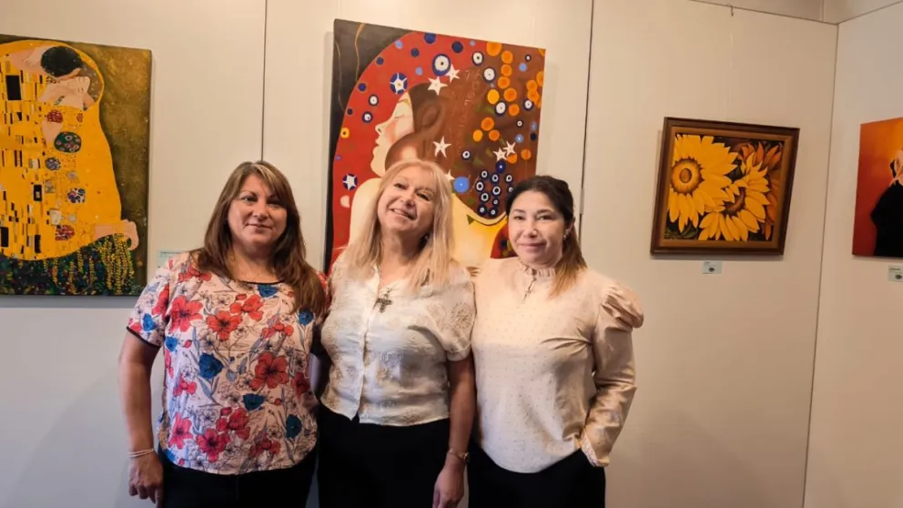 Any Suarez Anchorena, Patricia Verón y Sandra Godoy son las artistas que exponen en la Biblioteca Sarmiento. Todas integran el taller de Pintura que Eugenia Mulvihill-Lynch brinda en ese espacio.