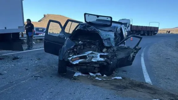 Fuerte choque entre un camión y una camioneta en la Ruta 237 ...