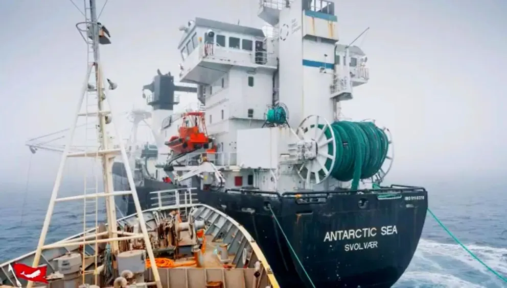 El buque Bandero embiste al Antartic Sea