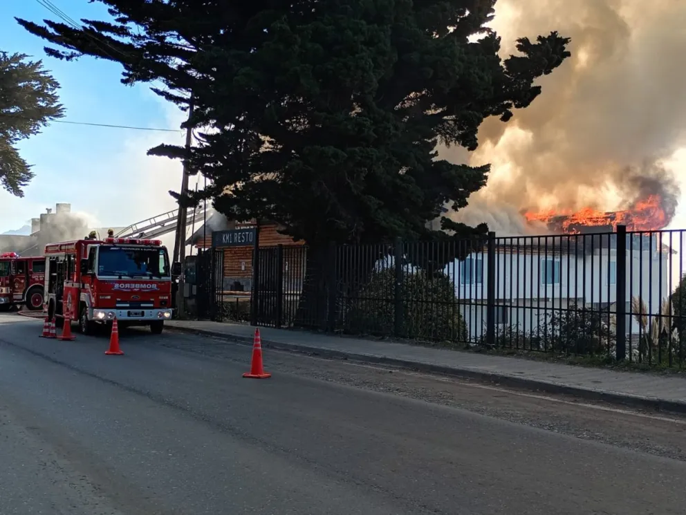 El fuego causó daños estructurales en el hotel Huemul (foto Marcelo Muñoz - @marce.rafting)