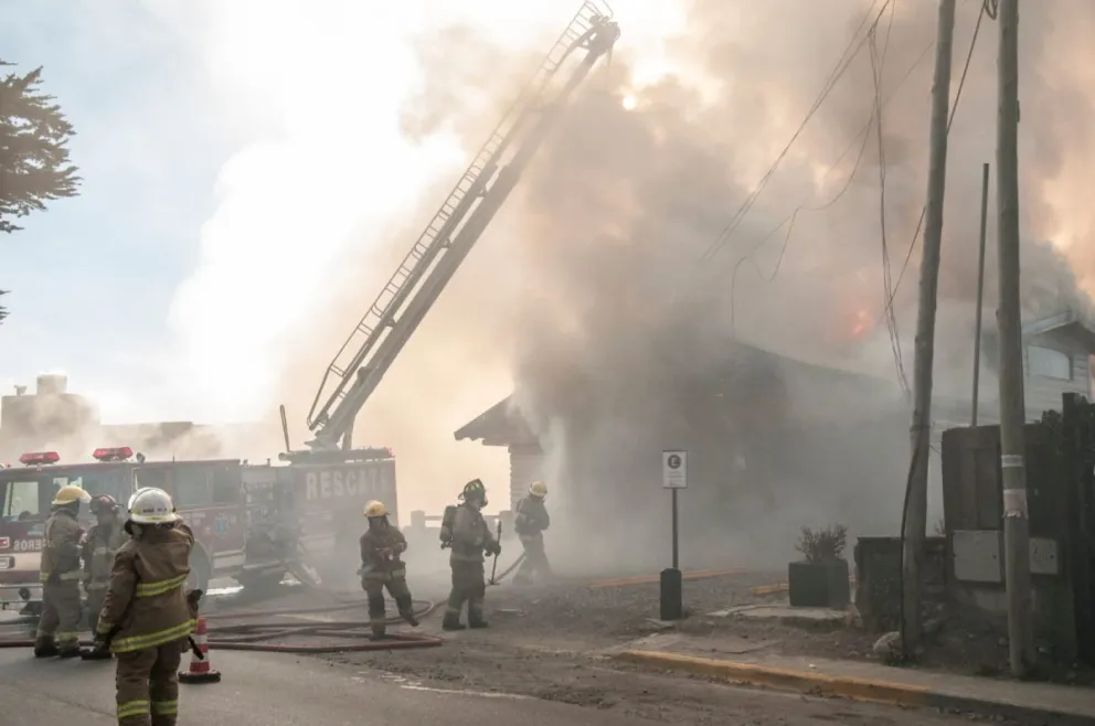 Hotel Huemul: en el último gran incendio de Bariloche los bomberos trabajaron 12 horas sin pausa