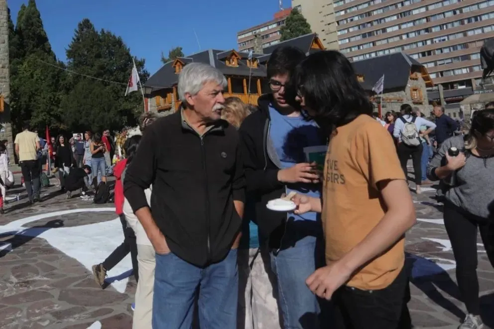 César Miguel en el Centro Cívico con militantes