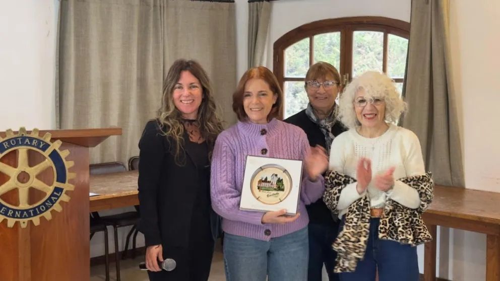 Karina Ondarcuhu entregó un presente a la presidenta de la Fundación Cerca Tuyo, Susana Ferrari