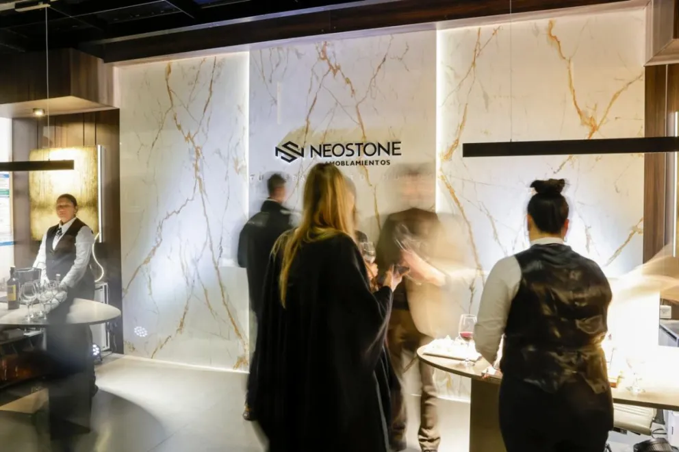 Este jueves se vivió la inauguración de Amoblamientos Neo Veta K2 con un evento colmado de clientes y amigos. Fotos: Eugenia Neme.