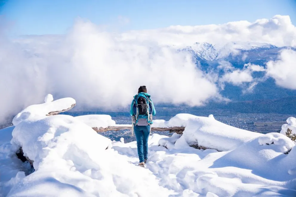 El cerro Piltriquitron en invierno, emblema de El Bolsón