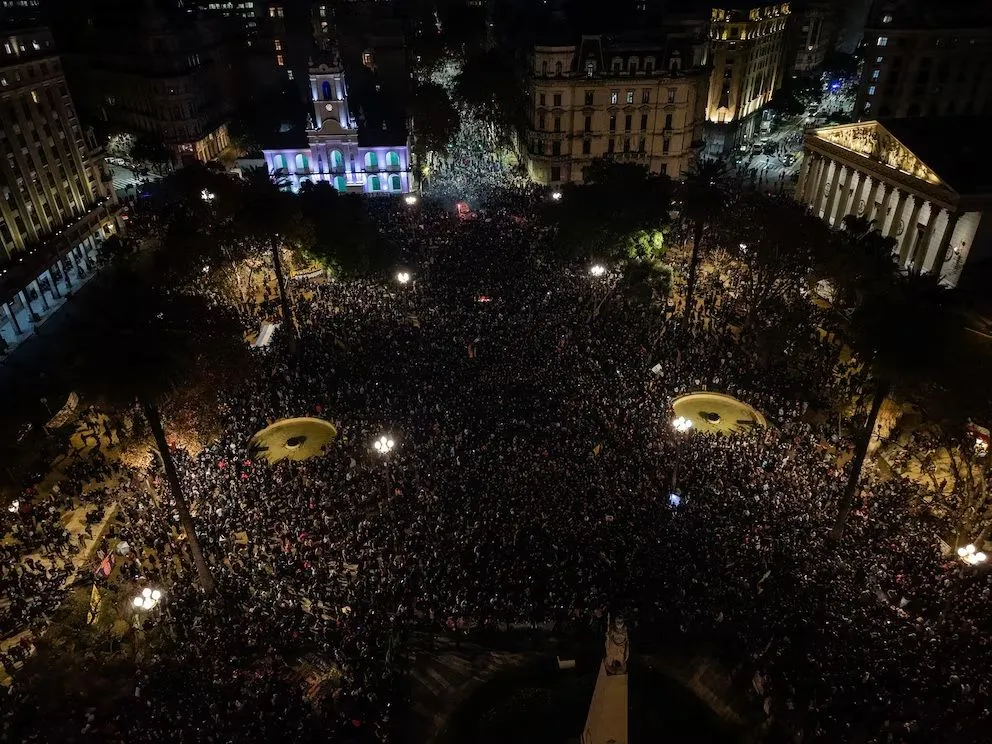 Adiós al Indio Solari: una multitud desfiló por Plaza de Mayo desde ayer
