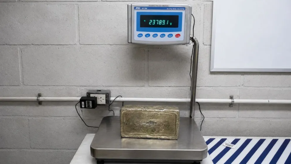 El bloque de "doré": aleación de oro y plata con la que se exporta el mineral a Canadá