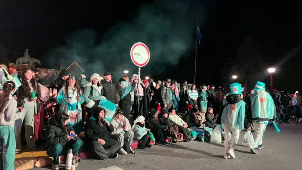 El partido se vivió a pleno en el Centro Cívico con una pantalla gigante y decenas de vecinos alentando. Fotos: Municipalidad de Bariloche.
