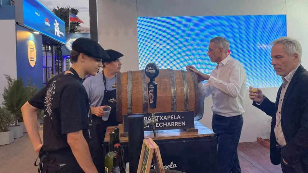 Río Negro en La Rural: el ministro Carlos Banacloy y presidente de ATUR Diego Piquín