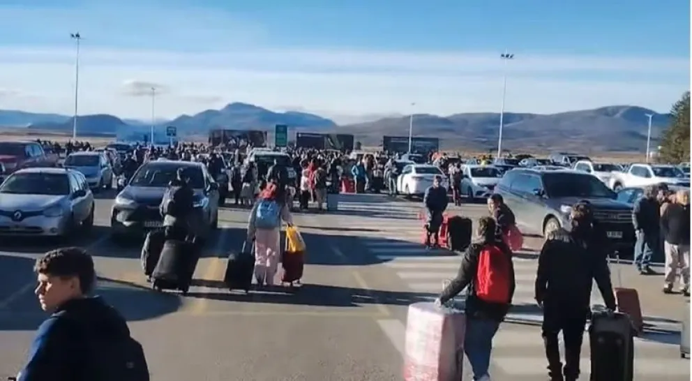 CapEvacuaron a los pasajeros de la terminal y detonaron valijas sospechosas (captura de video de Radio Seis)