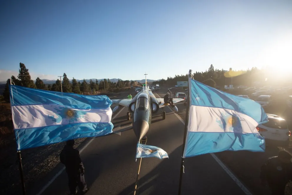 Traslado del Mirage (foto Matías Garay)