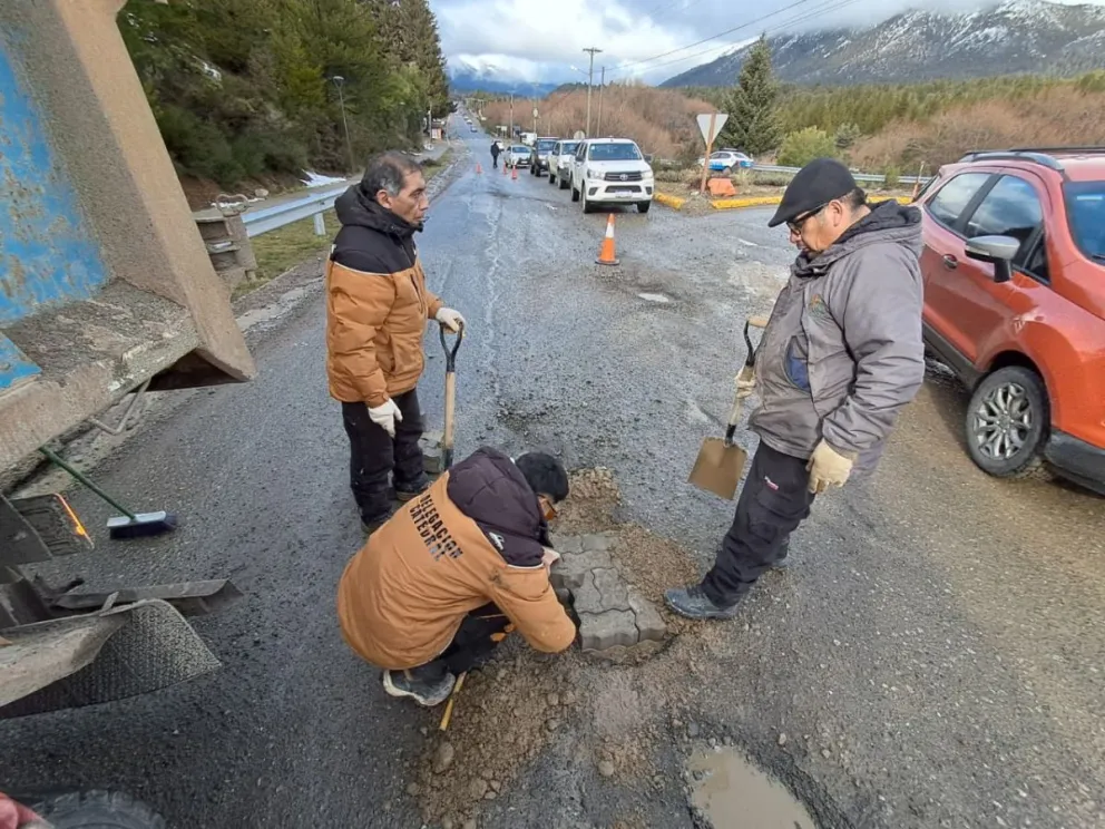 Personal de la Delegación Cerro Catedral llevó adelante un operativo de reparación en distintos tramos de la Ruta Provincial 82. Fotos: Municipalidad de Bariloche.