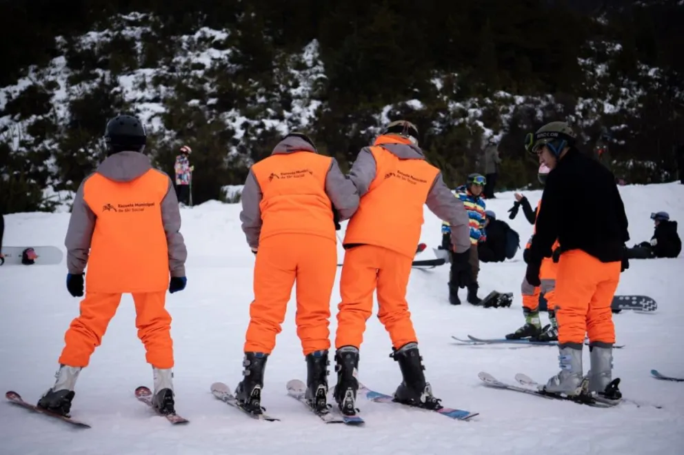El Esquí Social es un programa que el municipio mantiene año a año para introducir a jóvenes de los barrios en el deporte invernal. Fotos: Municipalidad de Bariloche. 