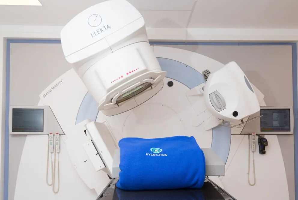 La SRS permite administrar altas dosis de radiación con precisión submilimétrica, minimizando la irradiación del tejido cerebral sano, de forma no invasiva. Foto: gentileza.