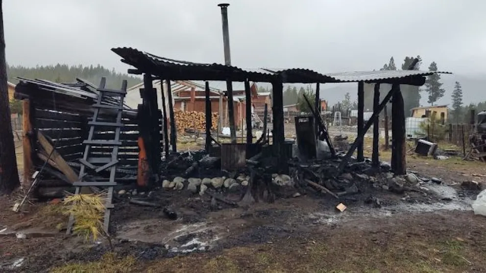 Así quedó la vivienda incendiada (Foto NoticiasDelBolson)