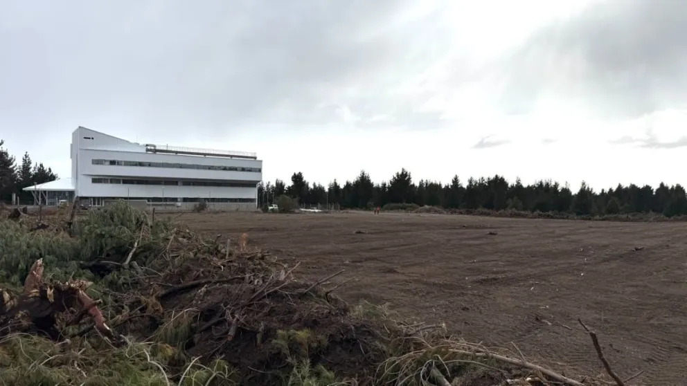 La superficie intervenida alcanzó las dos hectáreas, lo que permitirá disponer de espacio para aproximadamente 200 vehículos. Fotos: Municipalidad de Bariloche. 