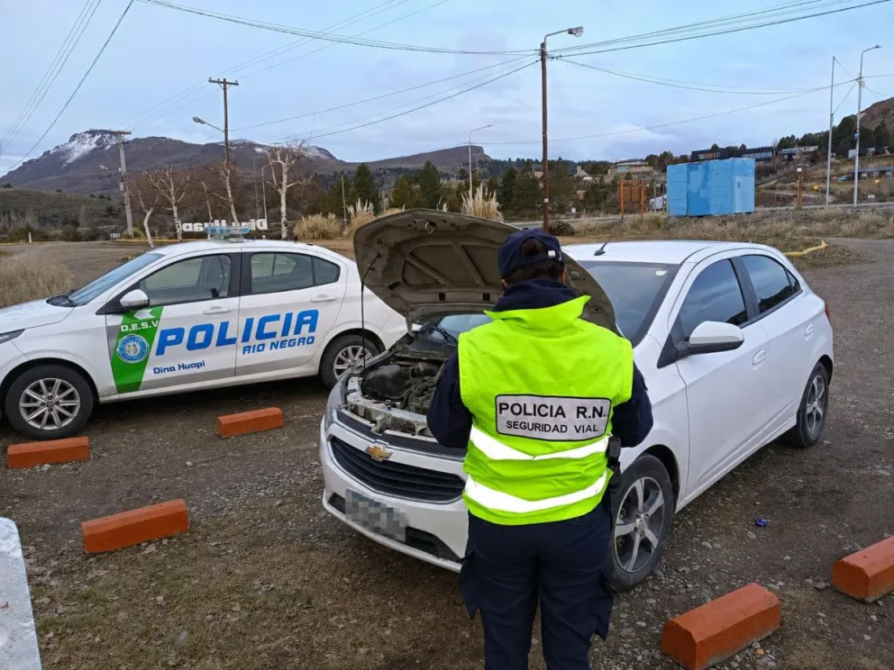  Este jueves, personal especializado de la Planta de Verificación Vehicular llevará adelante una inspección técnica del Chevrolet Onix. Foto: Policía de Río Negro.