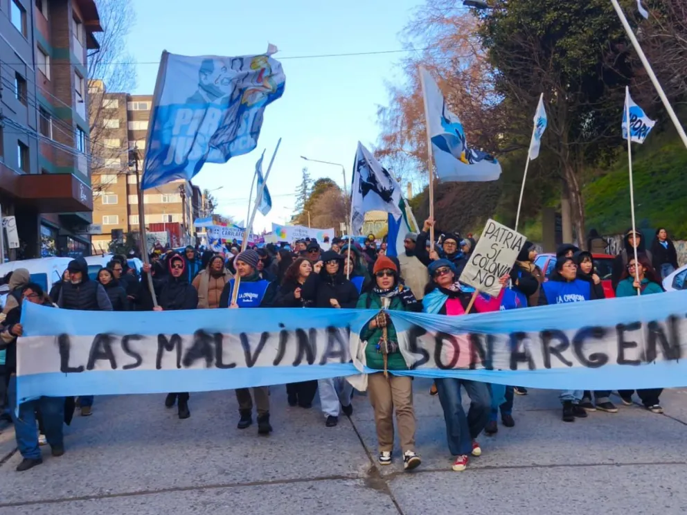 La movilización recorrió las calles céntricas de la ciudad. Fotos: Económicas Bariloche. 