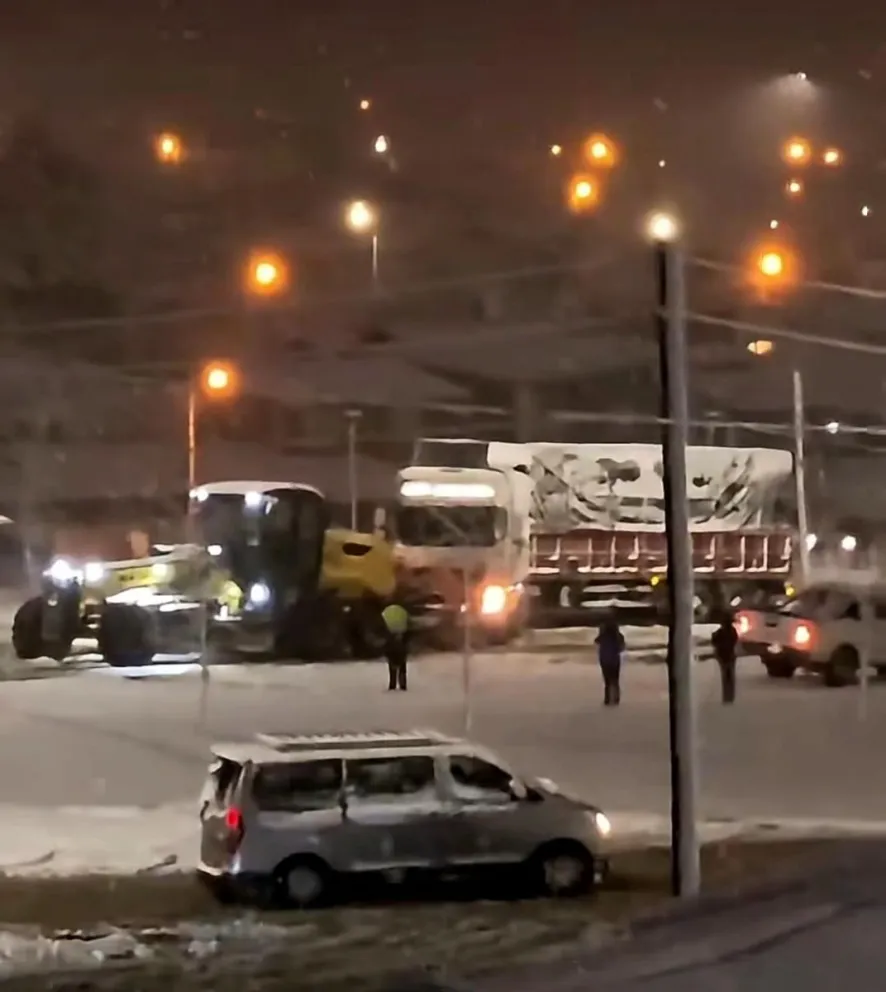 Una máquina vial retira el camión cruzado en la avenida Herman