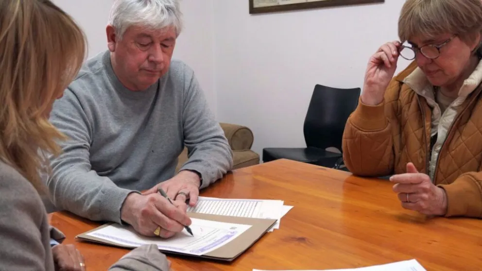 El Intendente firma la escritura de las 11 hectáreas para la Barda del Ñireco