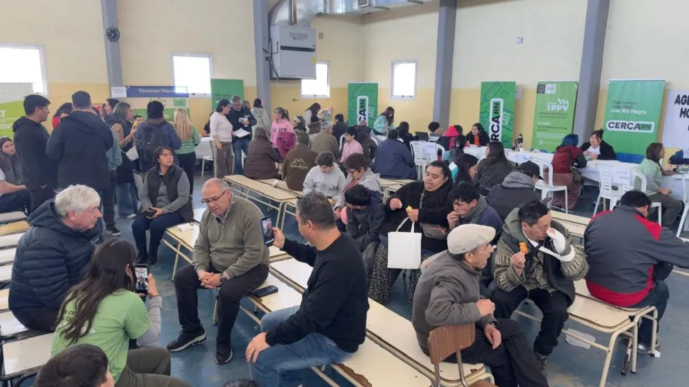Con la gente: el intendente Cortés y el secretario General del Gobierno de Río Negro en la coordinación del programa Cerca