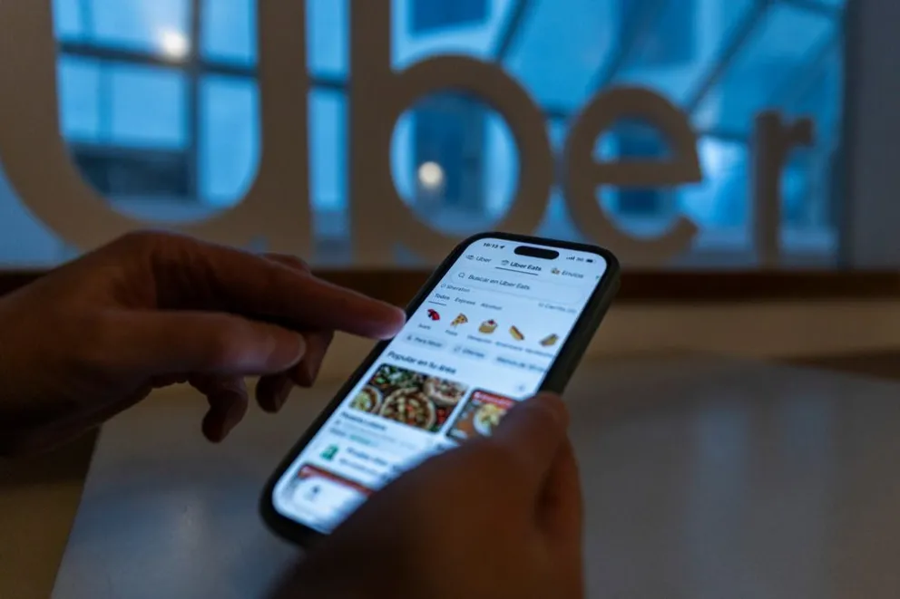 La máxima ejecutiva de Uber Argentina, María Elisa Frías, junto al titular de Uber Eats, Juan Martín Capellini