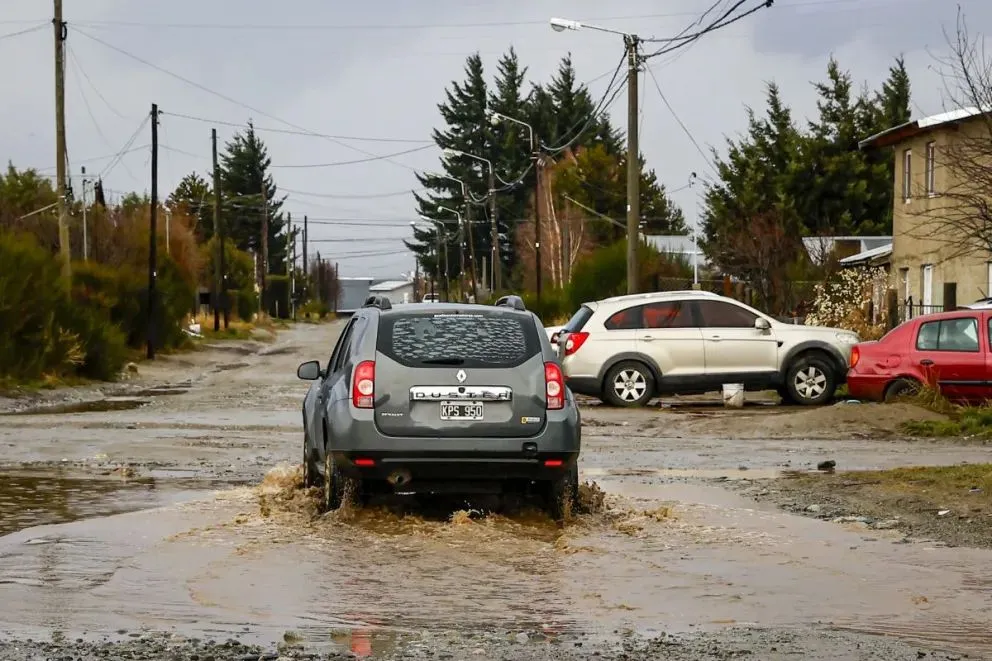 El agua anegó varios sectores de la ciudad (foto El Cordillerano)