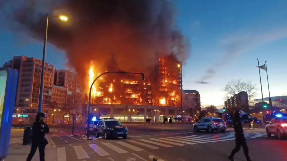 Un incendio destruyó un edificio en Valencia en pocas horas