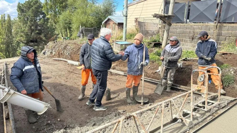 El intendente Cortés saluda a trabajadores de la obra que logró luz verde judicial