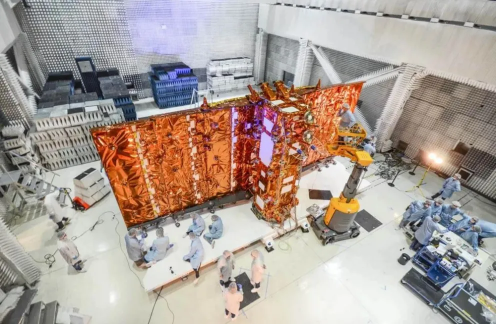 La antena desplegable del SAOCOM en las instalaciones de Invap