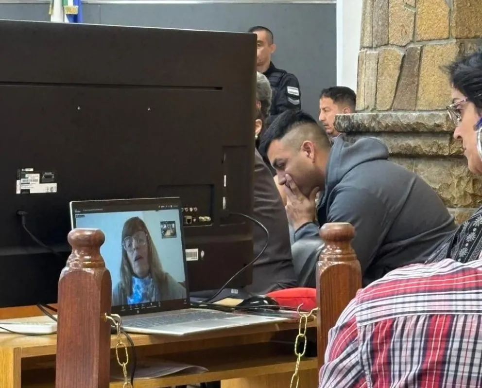 El imputado Emerson Marín escucha el testimonio remoto de María Luz Agrelo, psicóloga de Asistencia a la Víctima